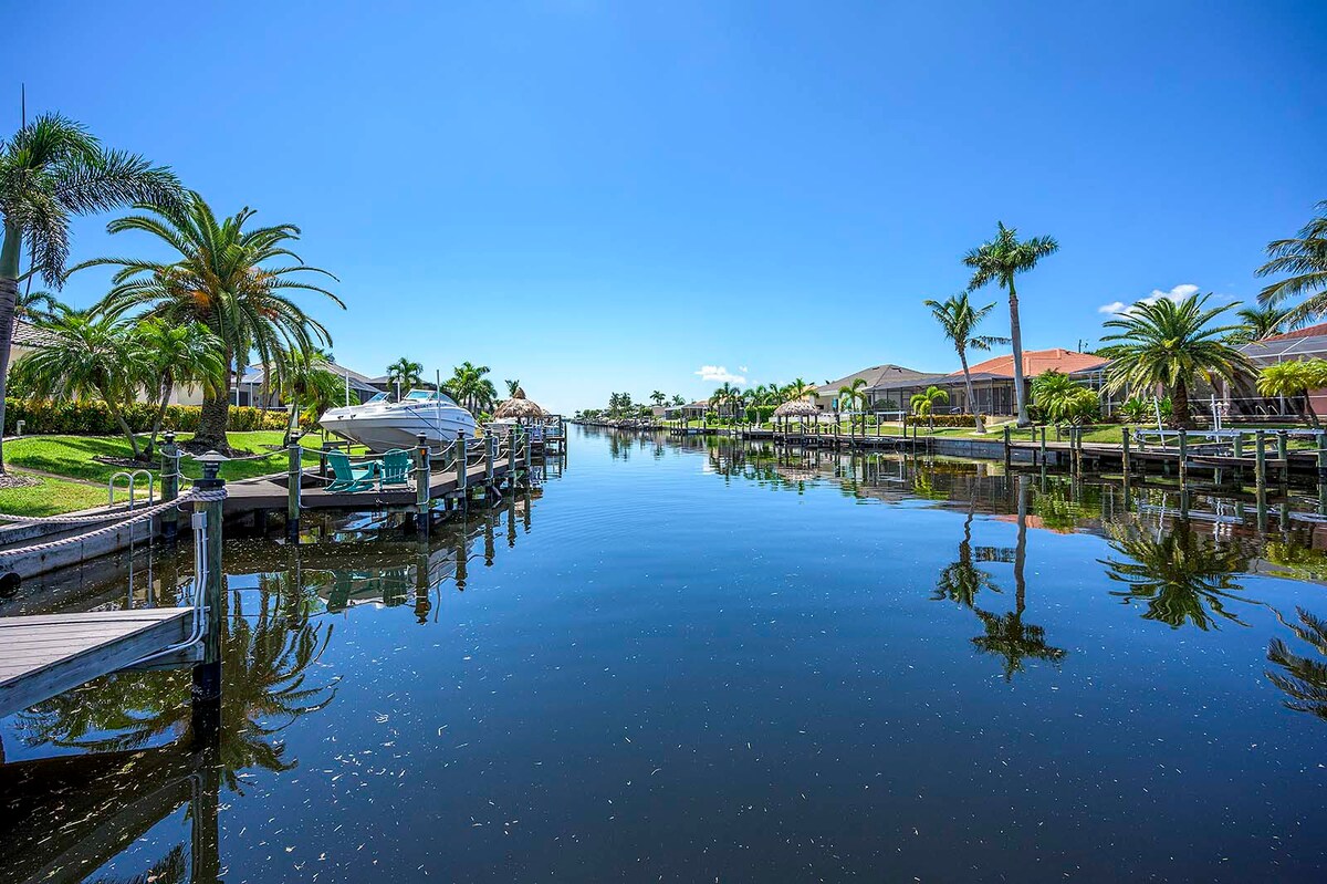 Offener Wohn- und Essbereich in moderner Ferienvilla.