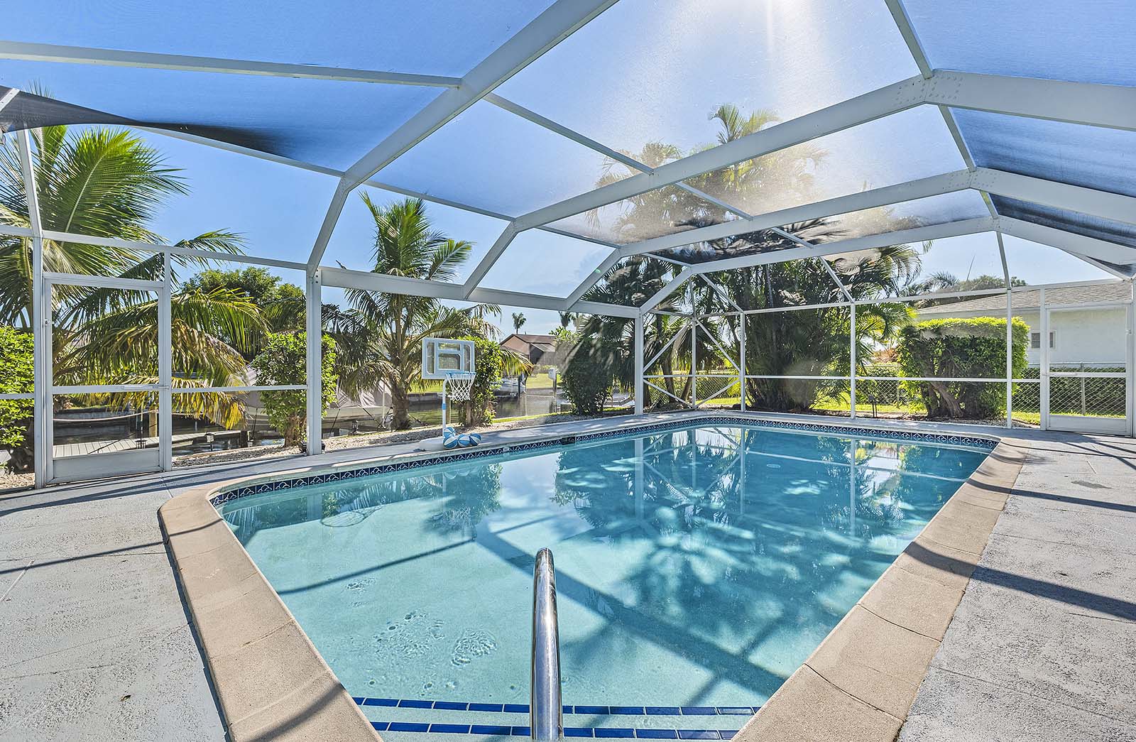 Offene Ferienvilla mit vier Schlafzimmern und drei Badezimmern in SE Cape Coral.