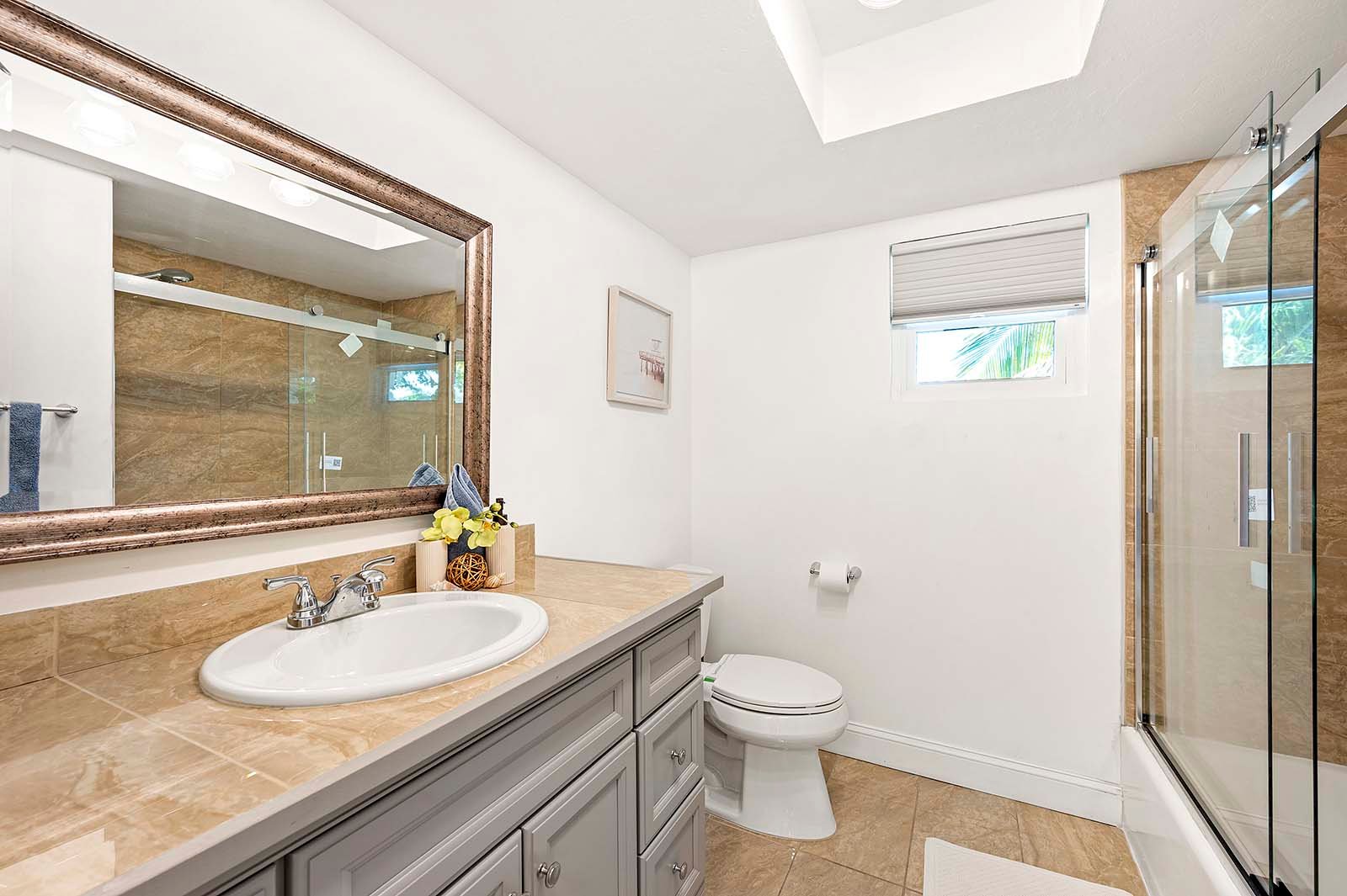 Badezimmer im Flur mit kombinierter Duschwanne und Waschbecken