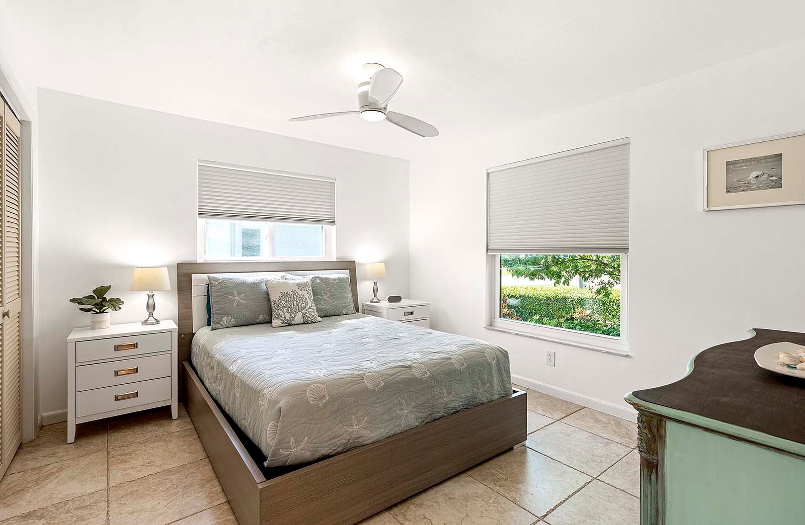 Gästezimmer mit Queensize-Bett und Gartenblick