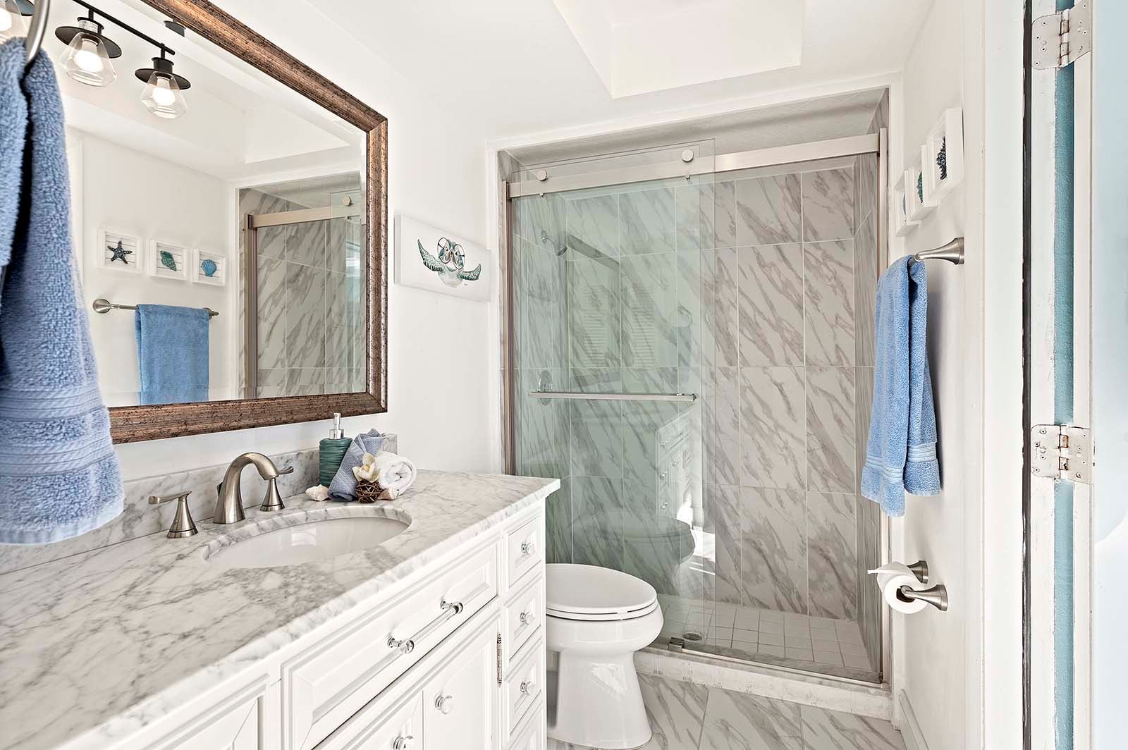 Badezimmer mit Dusche und Waschbecken