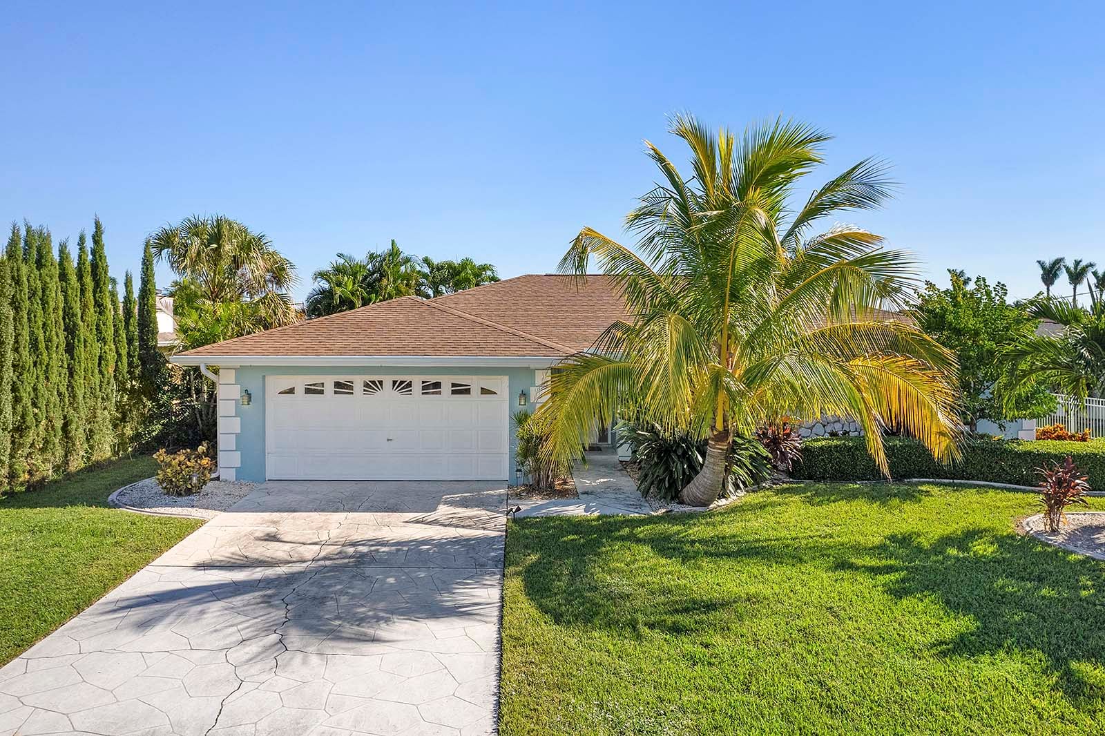Offene Ferienvilla mit modernem Wohnbereich und zentraler Lage in Cape Coral.