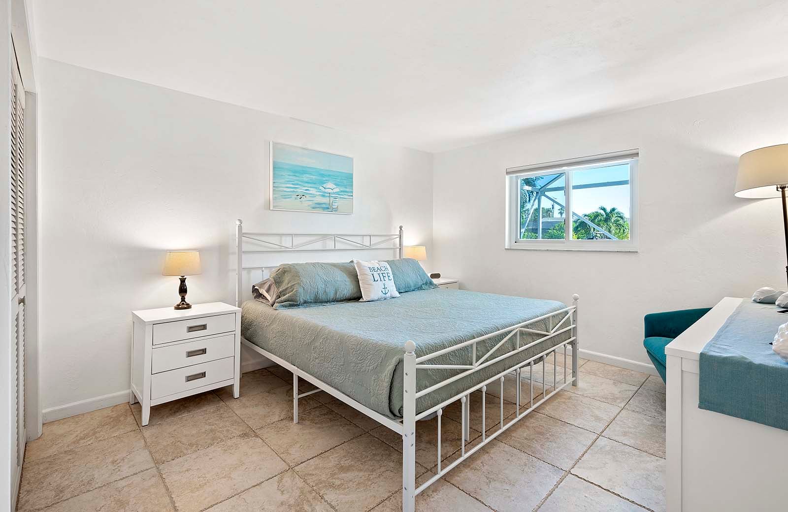 Schlafzimmer mit Kingsize-Bett, eigenem Bad und Gartenblick