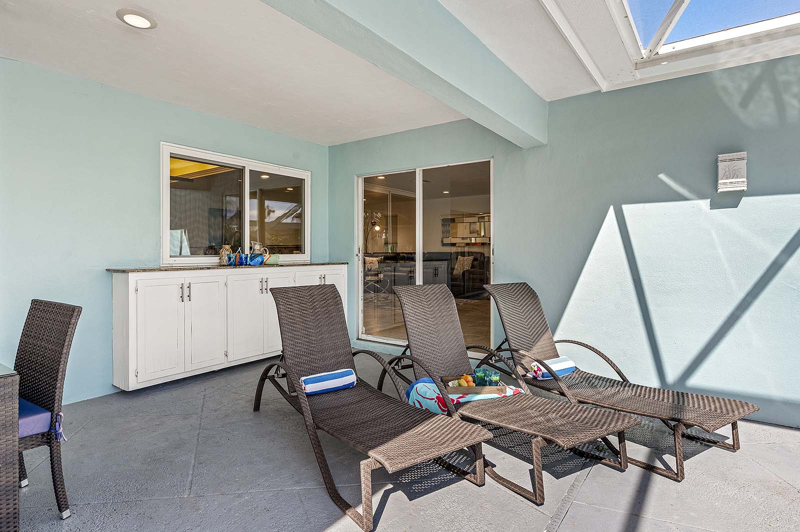 Überdachte Veranda im Freien mit Lounges