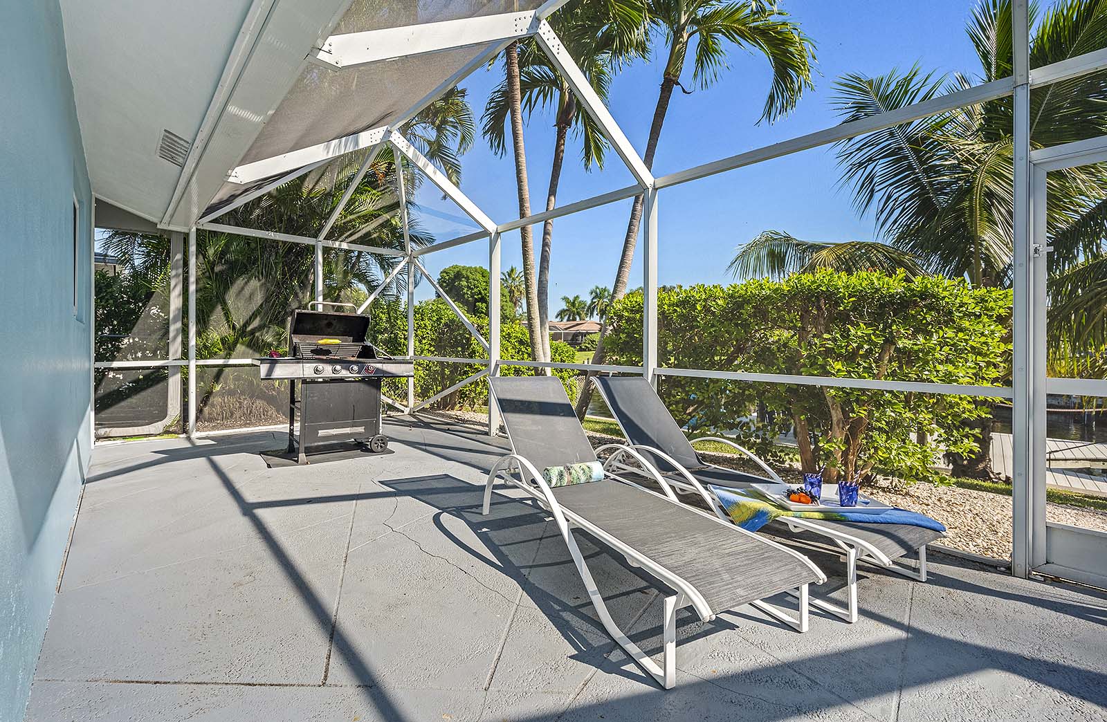 Offene Ferienvilla mit vier Schlafzimmern und drei Badezimmern in SE Cape Coral.