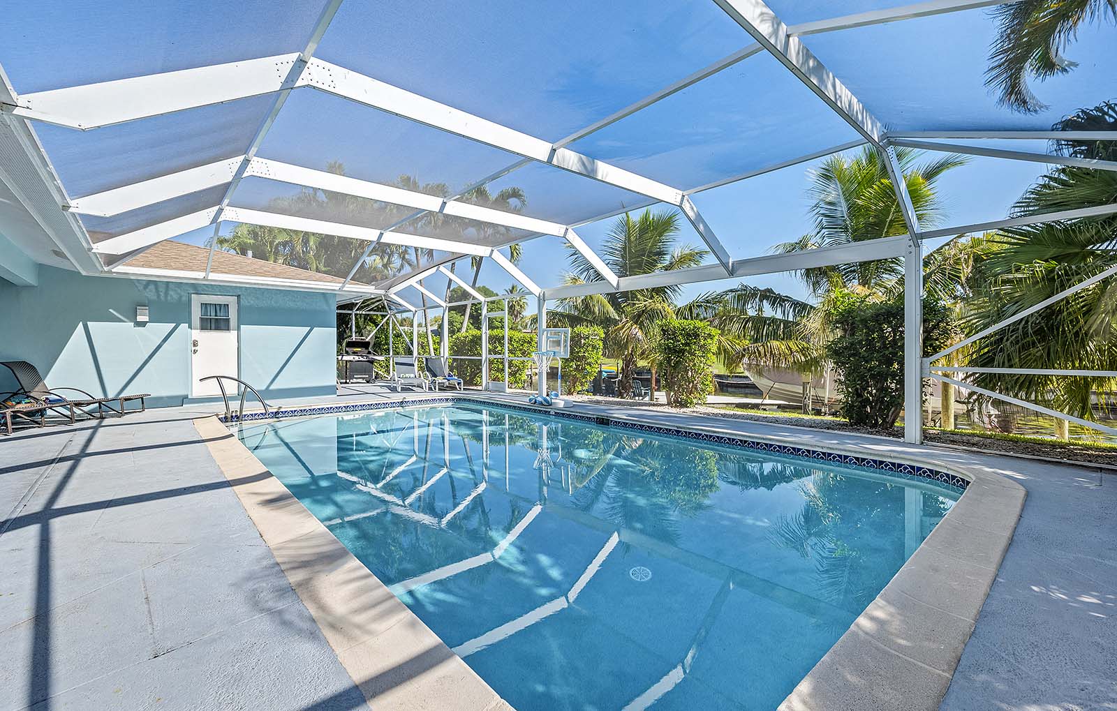 Offene Ferienvilla mit vier Schlafzimmern und drei Badezimmern in SE Cape Coral.