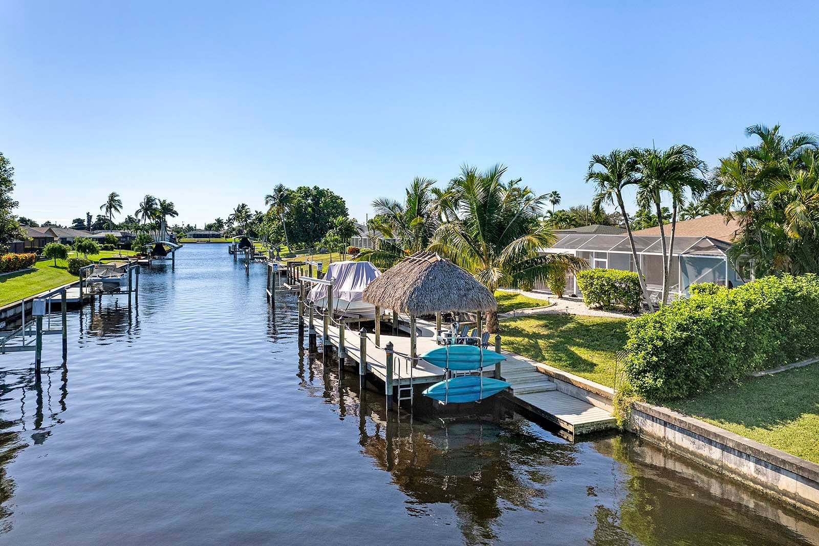 Gulf Access Canal mit Tiki-Hütte und Bootsanlegestelle