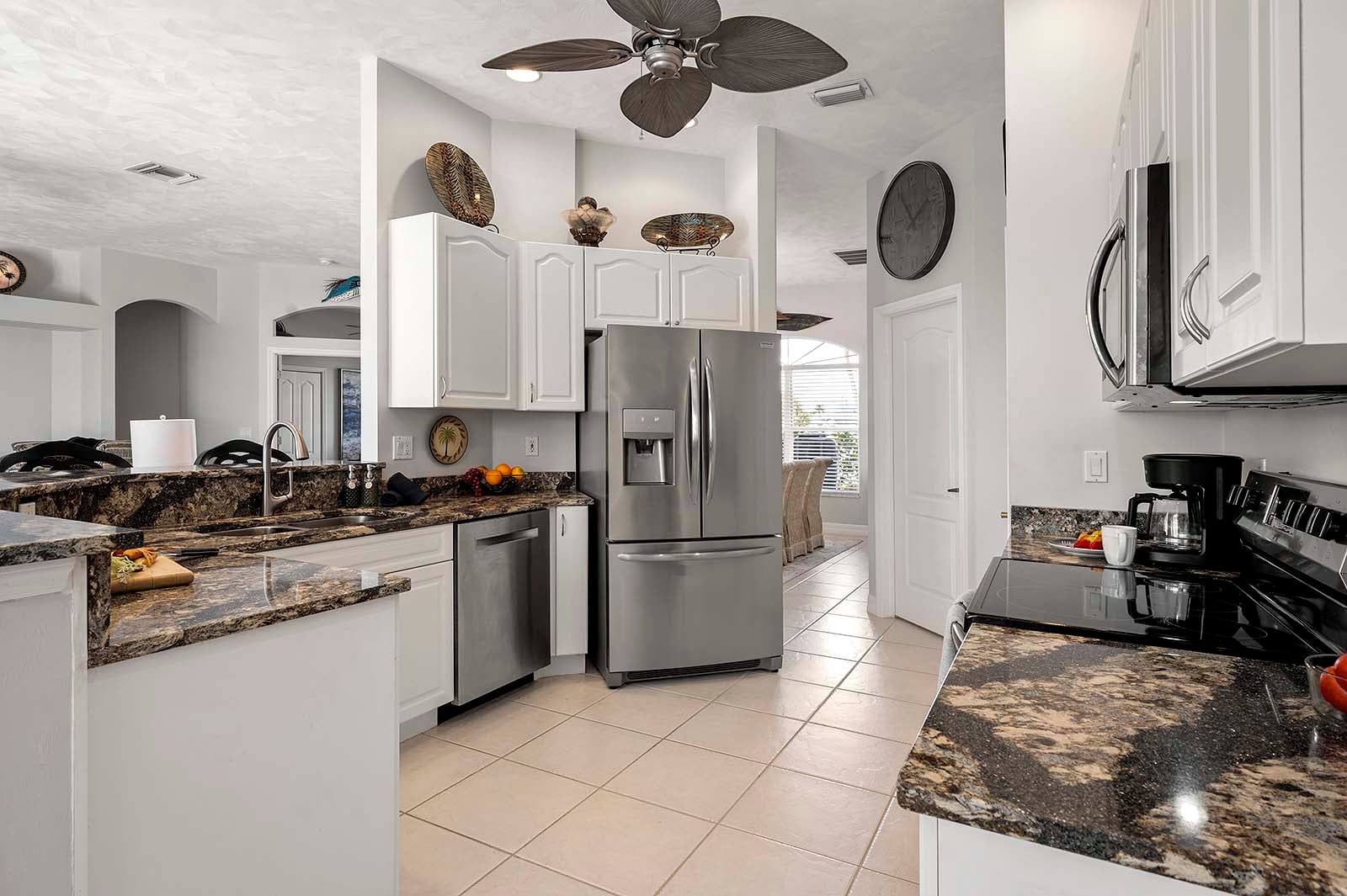 Beheizter Süd-Pool mit Terrasse am Kanal.