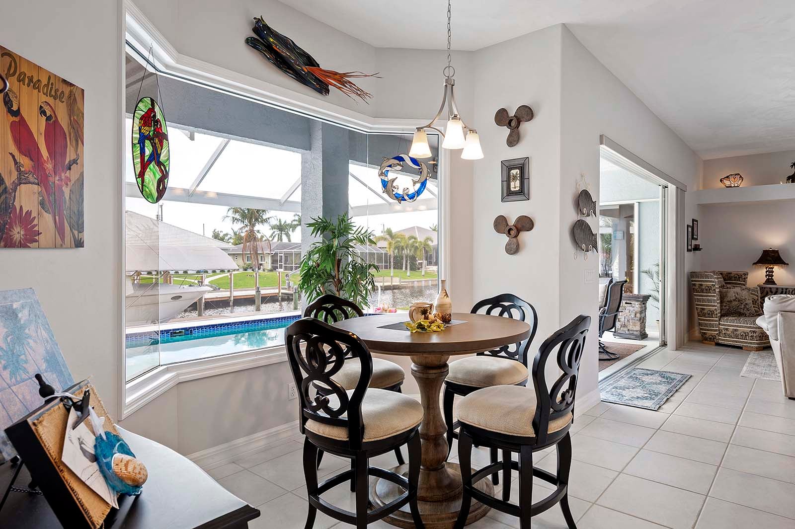 Beheizter Süd-Pool mit Terrasse am Kanal.