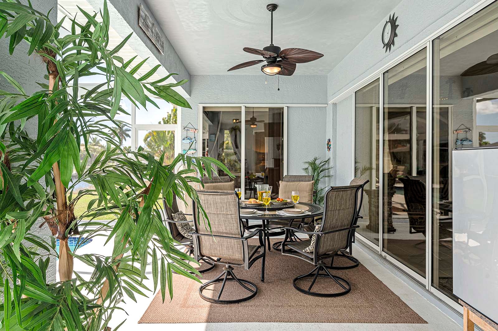 Beheizter Süd-Pool mit Terrasse am Kanal.