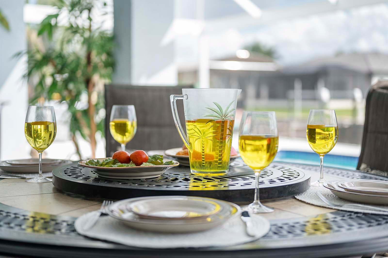 Beheizter Süd-Pool mit Terrasse am Wasserkanal.