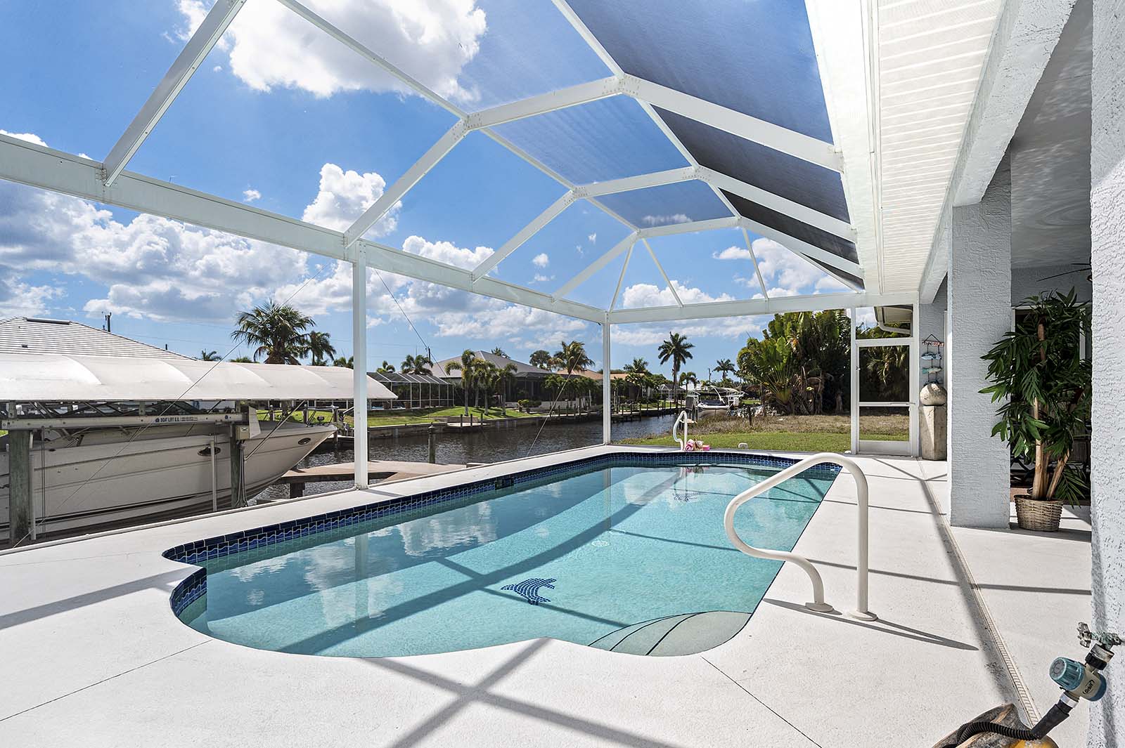 Beheizter Süd-Pool mit Terrasse am Kanal (Gulf Access) in SE Cape Coral.