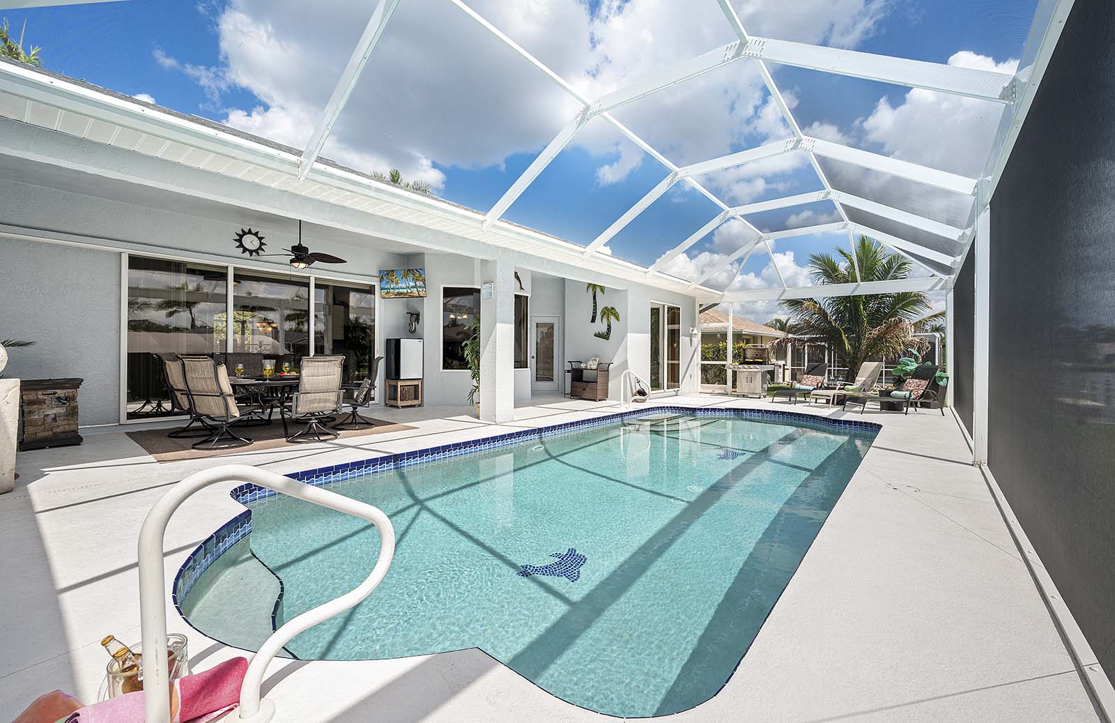 Beheizter Süd-Pool am Wasser mit Terrasse und Blick auf den Kanal.