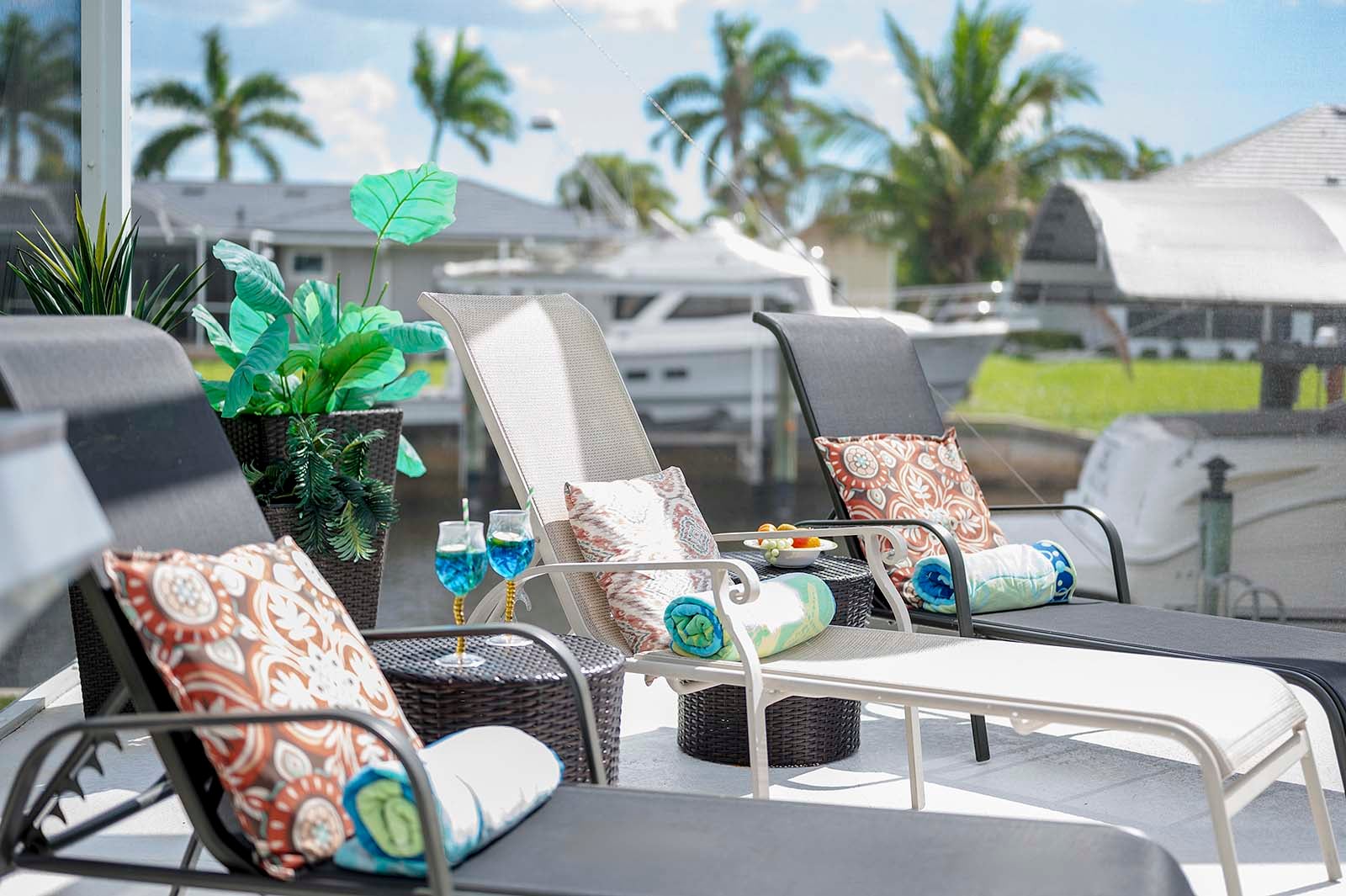 Beheizter Süd-Pool mit Terrasse am Kanal.