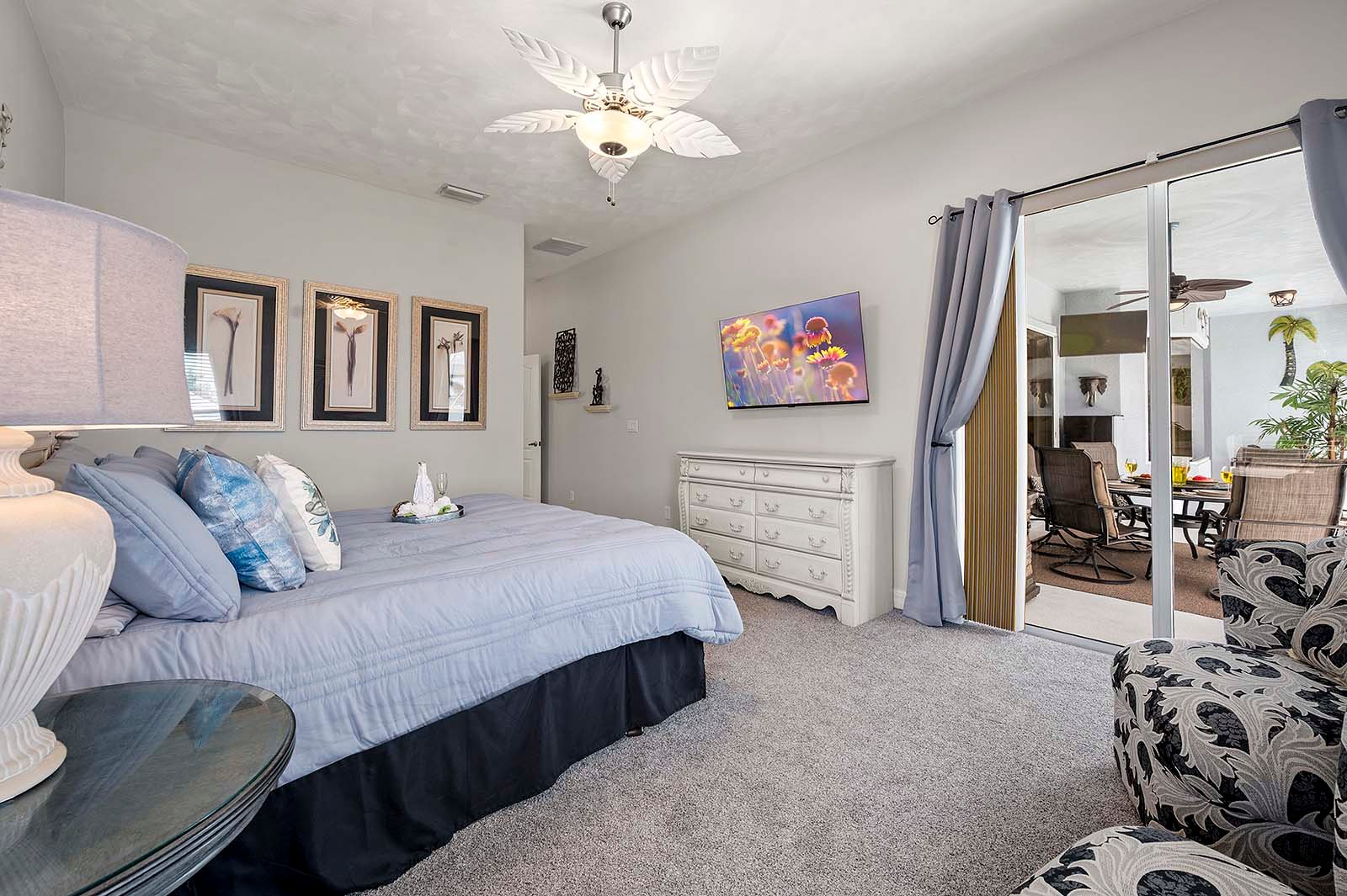 Beheizter Süd-Pool mit Terrasse am Kanal.