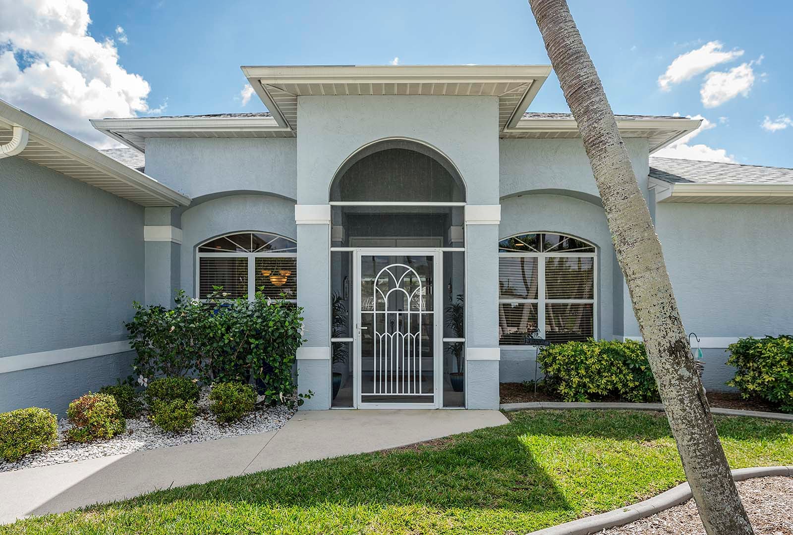 Beheizter Süd-Pool mit Terrasse am Kanal.