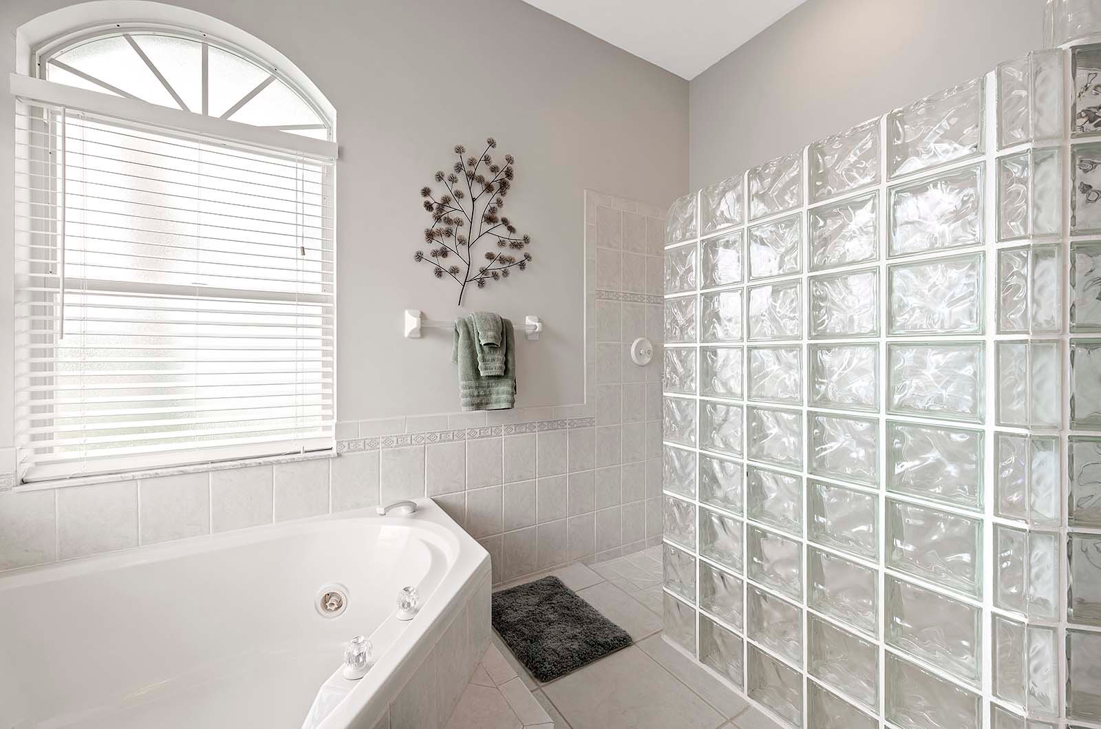 Beheizter Süd-Pool mit Terrasse am Kanal (Gulf Access) in SE Cape Coral.