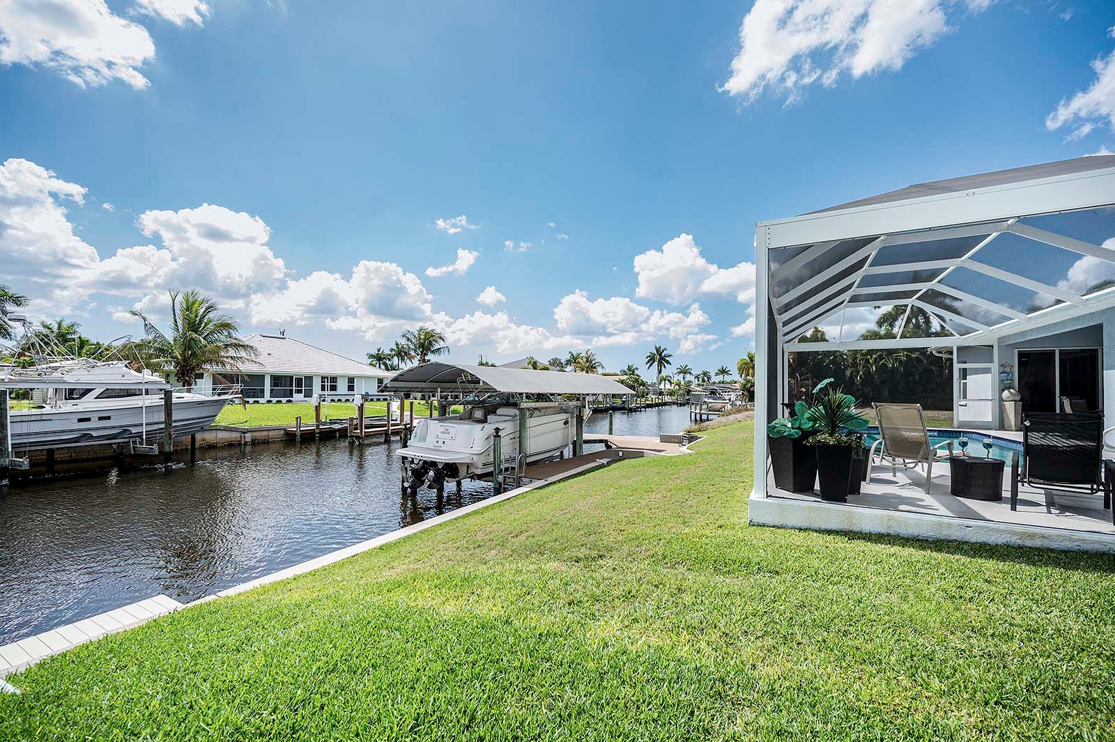 Beheizter Süd-Pool am Kanal mit privatem Bootsanleger.