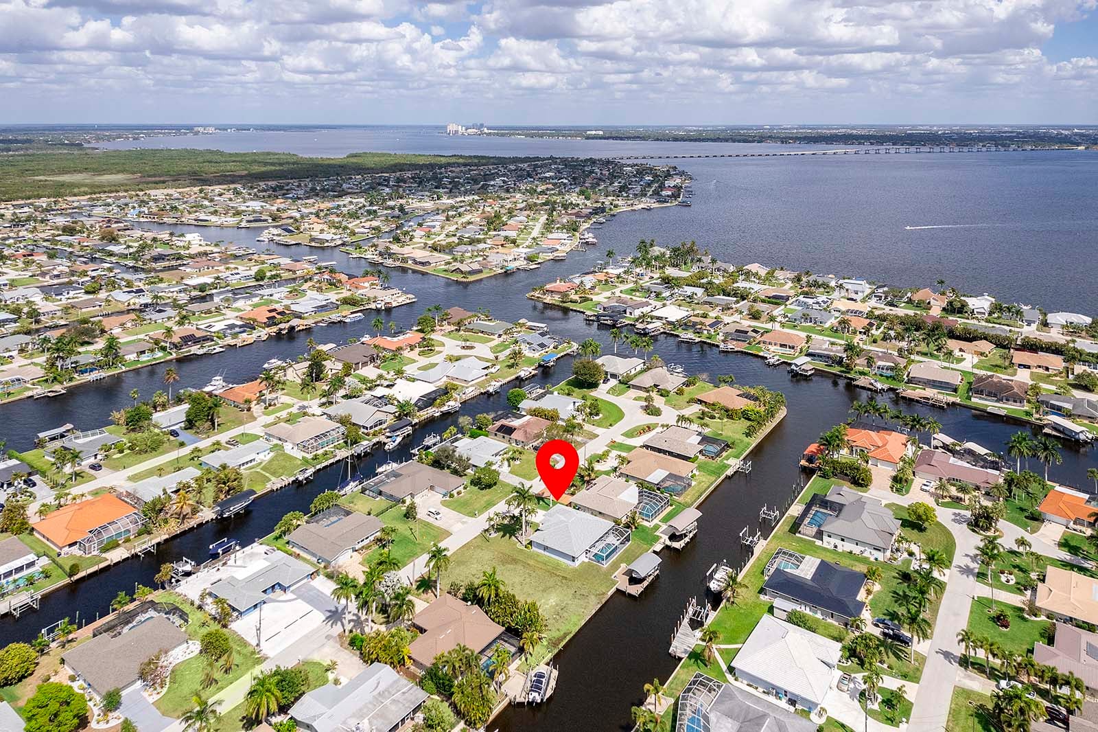 Beheizter Süd-Pool am Kanal mit Terrasse und Bootsanleger.