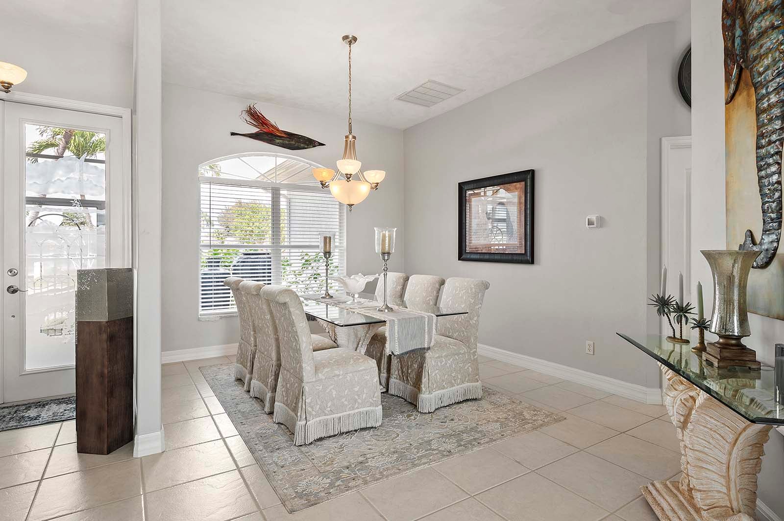 Beheizter Süd-Pool am Kanal mit Terrasse und Bootsanleger.