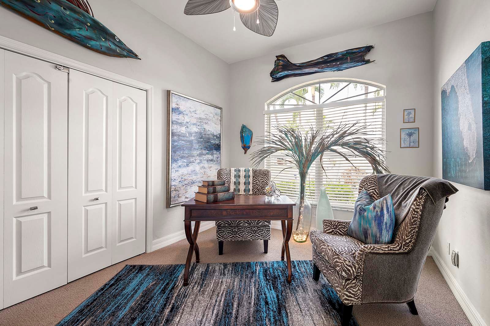 Beheizter Süd-Pool mit Terrasse am Kanal und privatem Bootssteg.