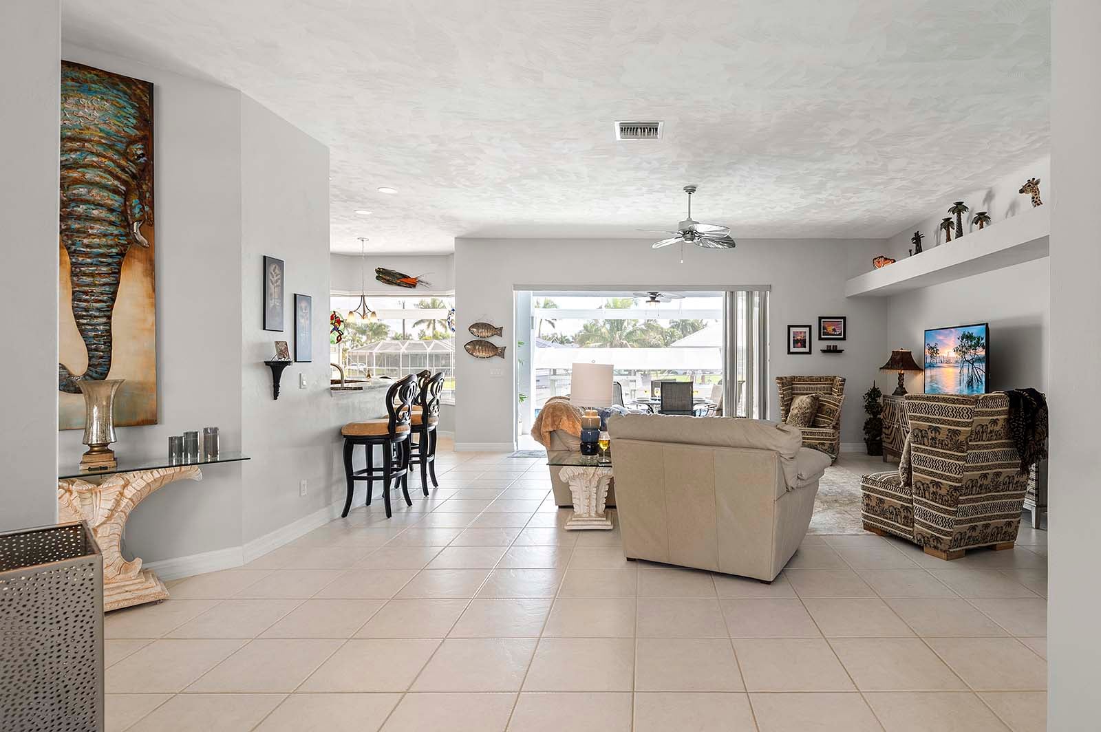 Beheizter Süd-Pool am Kanal mit Terrasse und Bootsanleger.