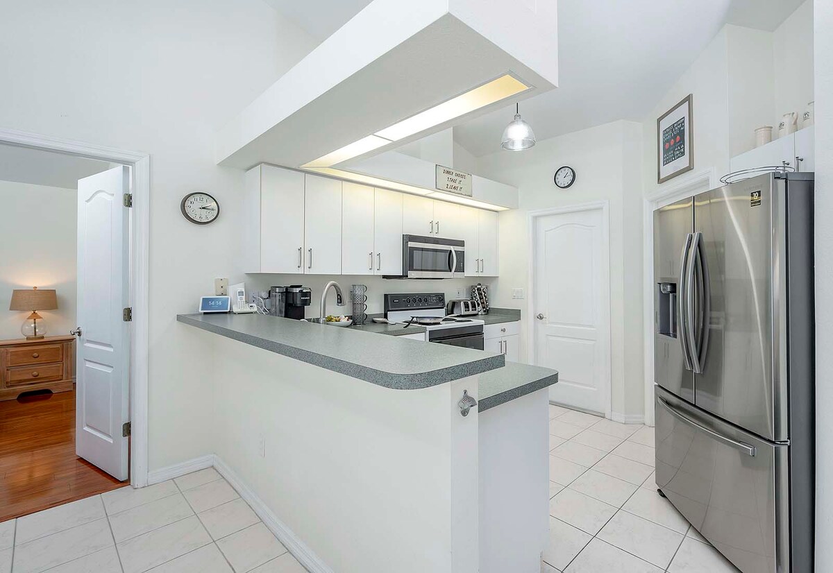 Beheizter Poolbereich mit Lanai und Blick auf den Kanal.