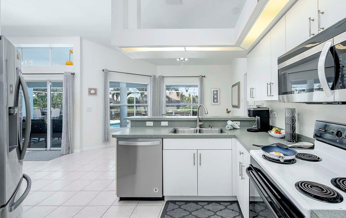 Beheizter Pool mit Lanai und Blick auf den Kanal.