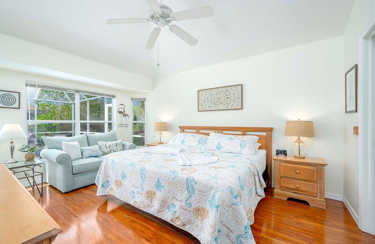 Beheizter Pool mit Lanai und Blick auf den Kanal.