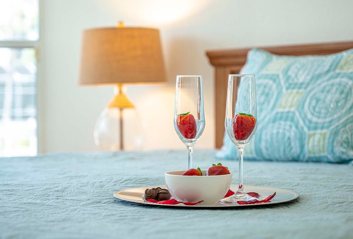 Beheizter Pool mit Lanai und Blick auf den Kanal.