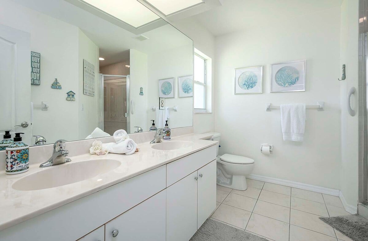 Beheizter Pool mit Lanai und Blick auf den Kanal.