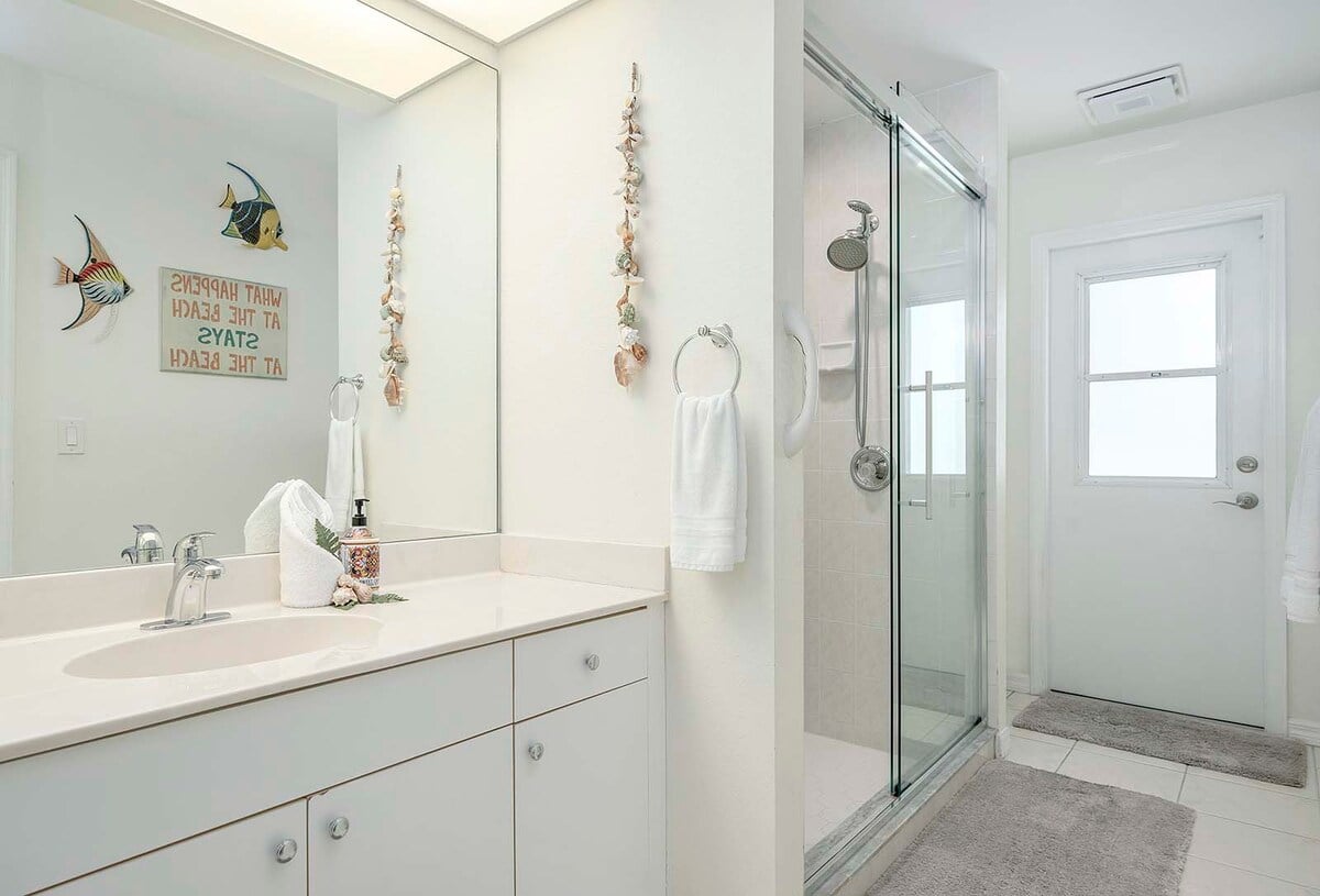 Beheizter Pool mit Lanai und Blick auf den Kanal.