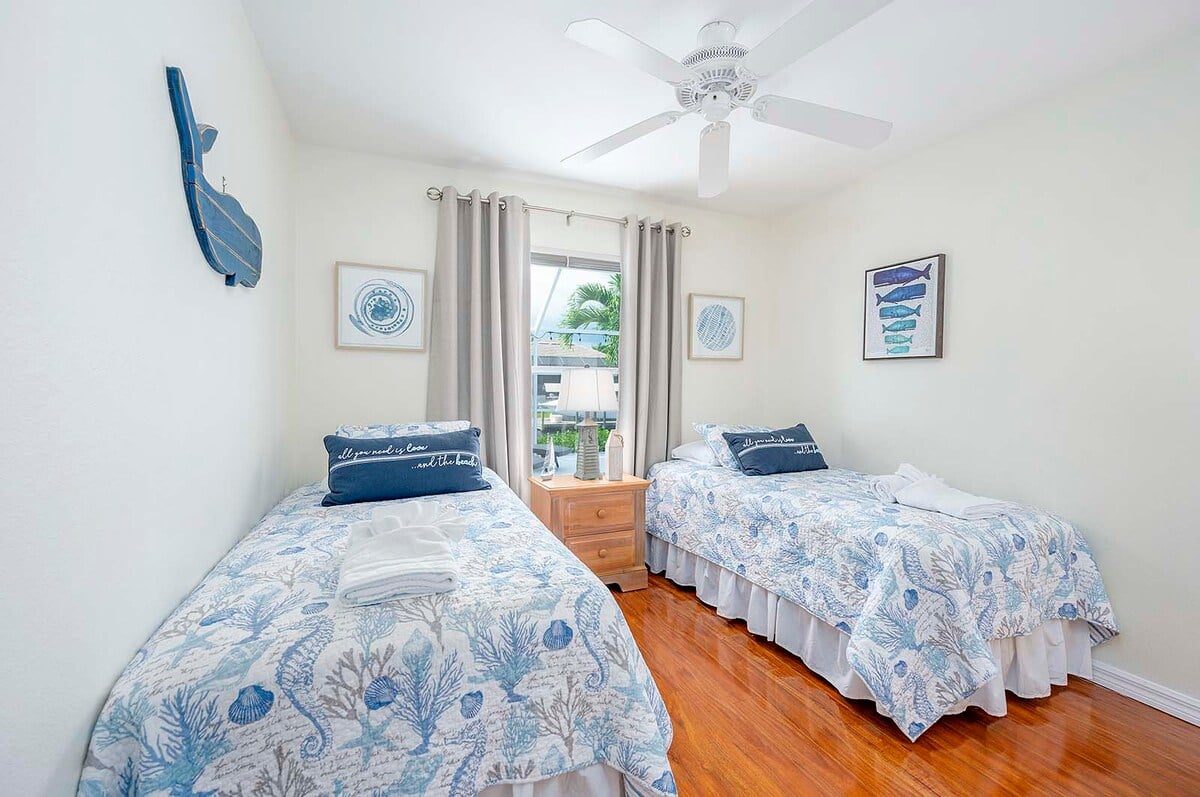 Beheizter Pool mit Lanai und Blick auf den Kanal.