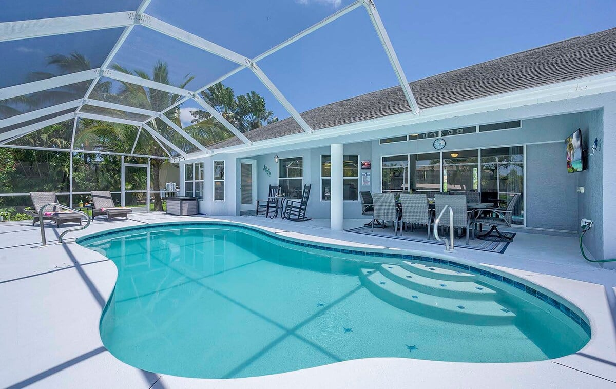 Beheizter Pool mit Lanai und Blick auf den Kanal.