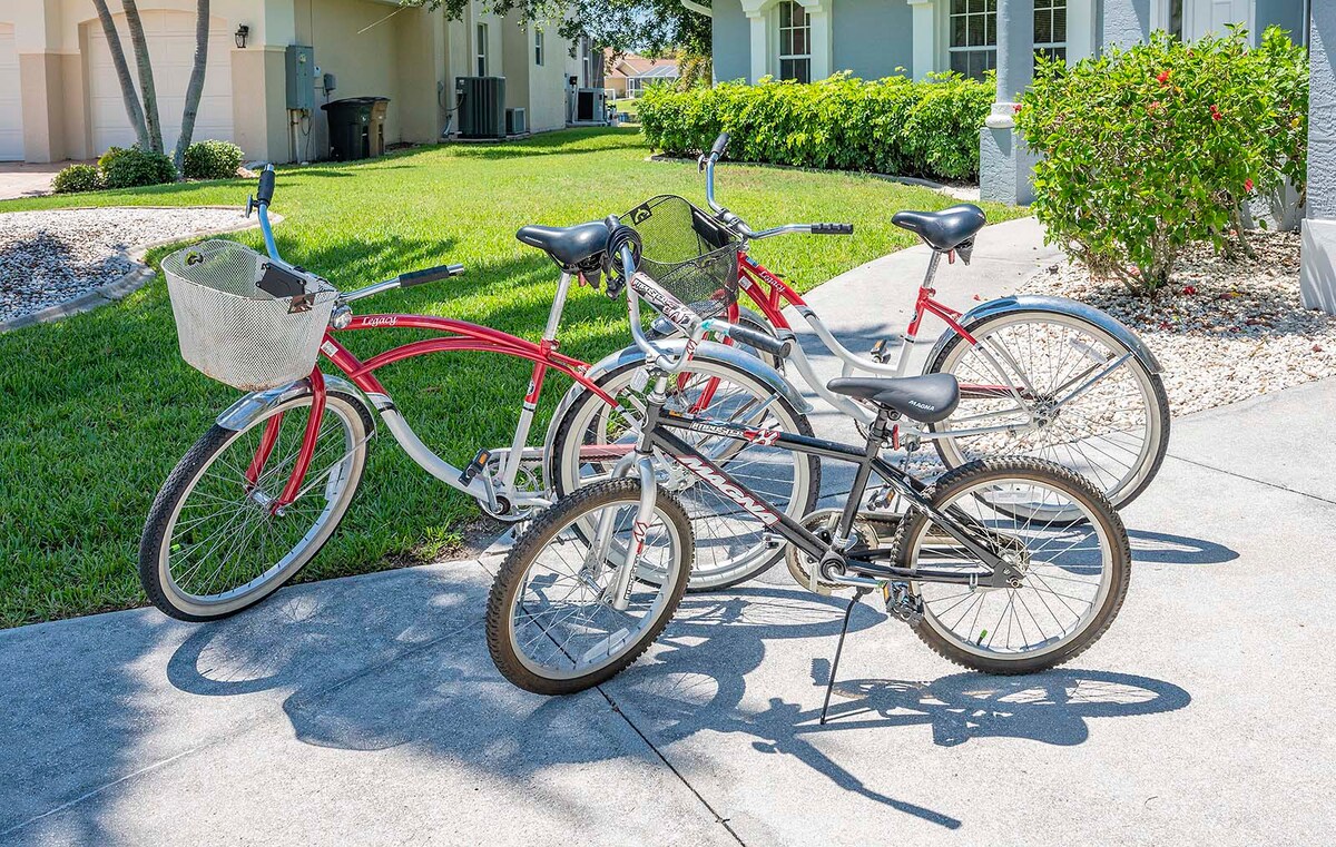 Beheizter Pool mit Lanai und Blick auf den Kanal.