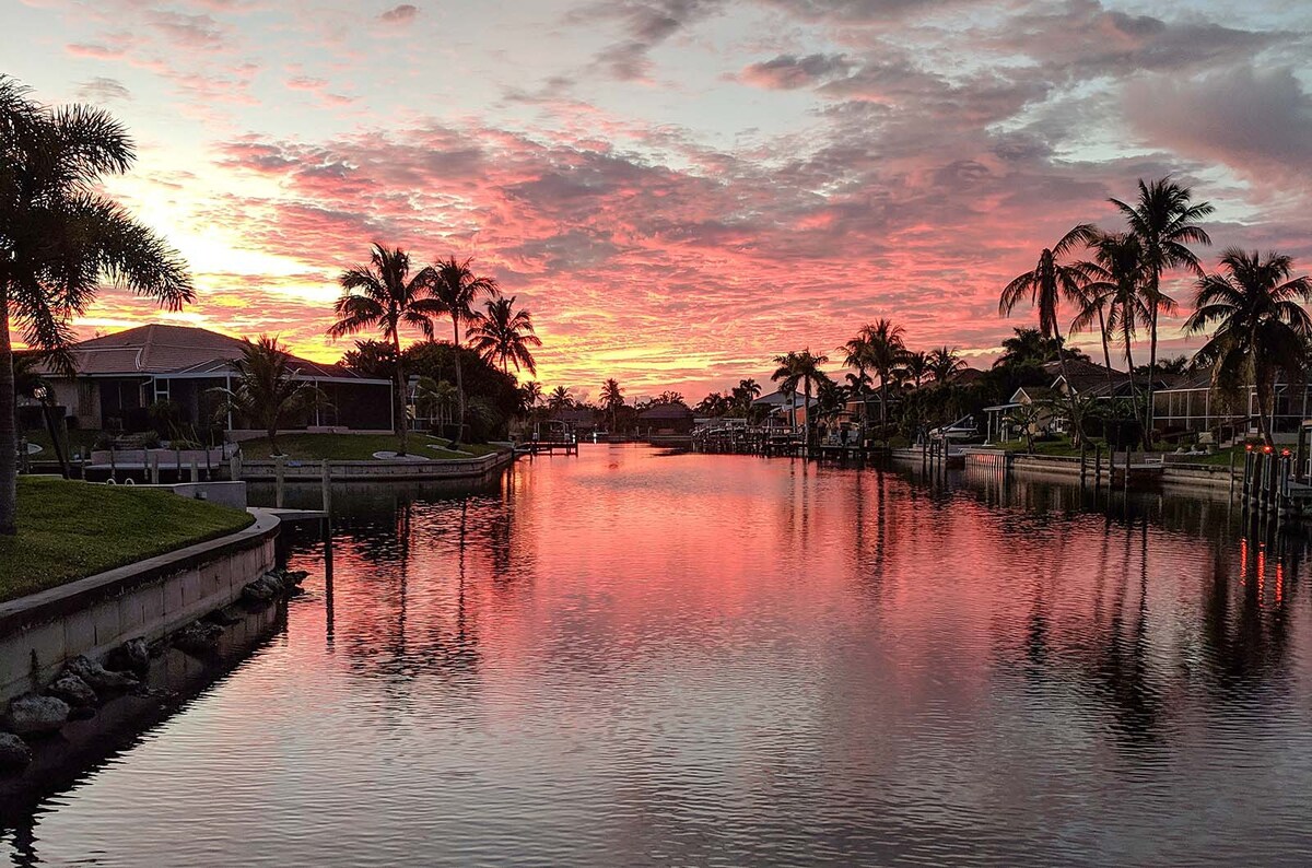 Beheizter Pool mit Lanai und Blick auf den Kanal.