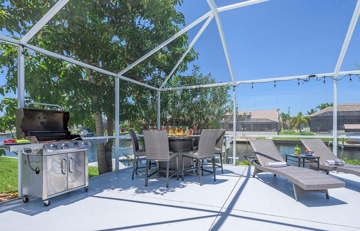 Beheizter Poolbereich mit Lanai und Blick auf den Kanal.