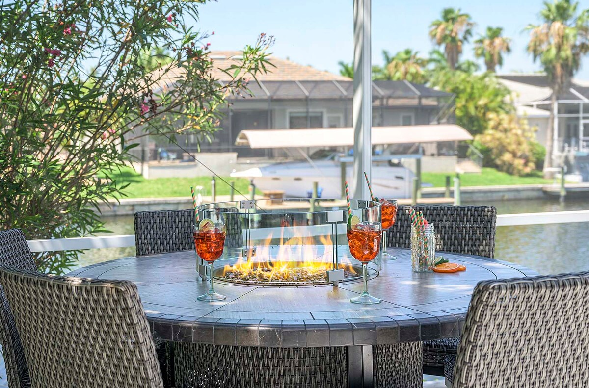 Beheizter Pool mit Lanai und Blick auf den Kanal.