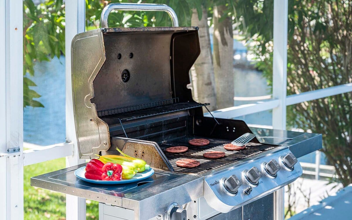 Beheizter Pool mit Lanai und Blick auf den Kanal.