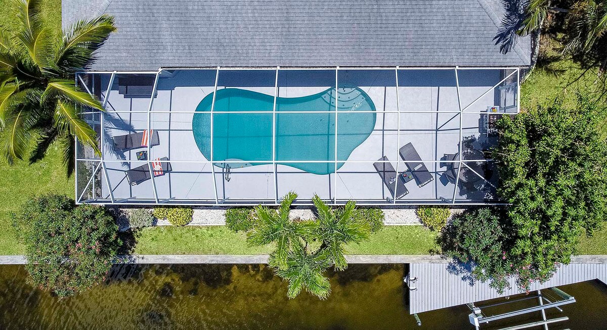 Beheizter Poolbereich mit Lanai und Blick auf den Kanal.