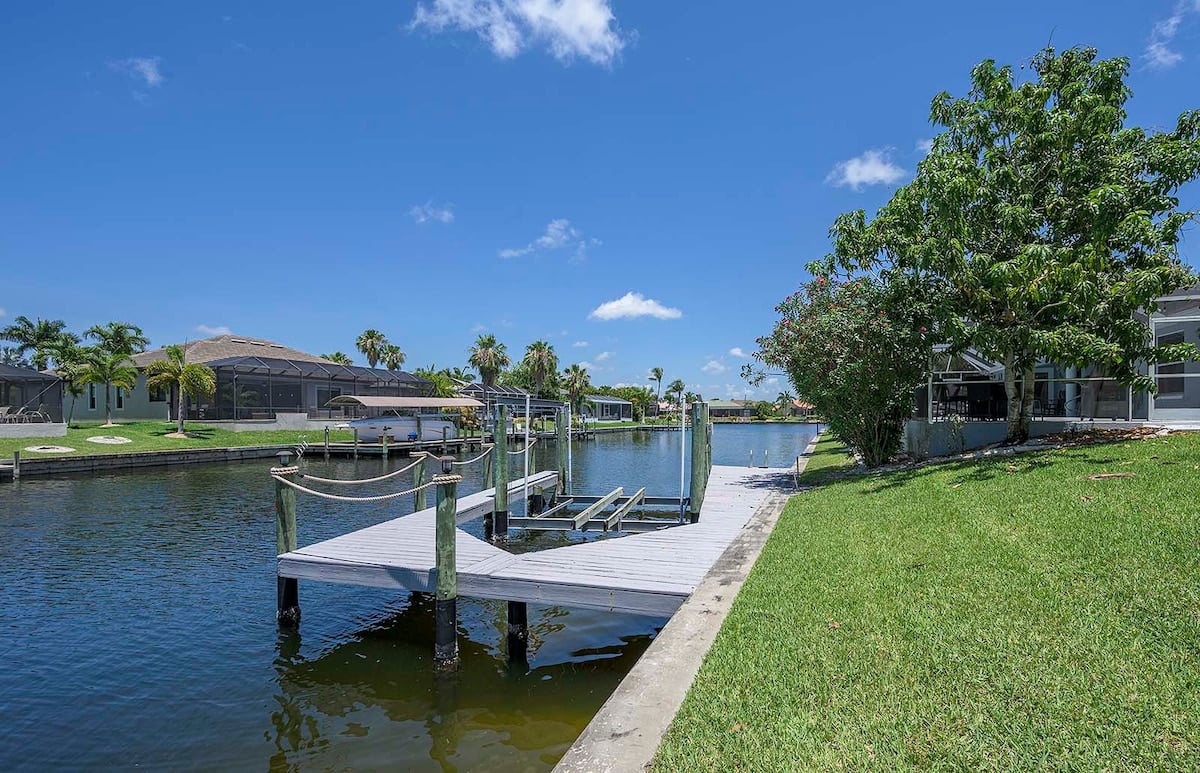 Beheizter Pool mit Lanai und Blick auf den Kanal.