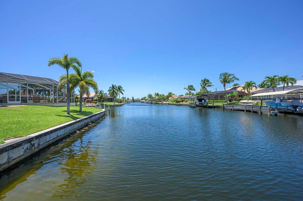 Beheizter Pool mit Lanai und Blick auf den Kanal.