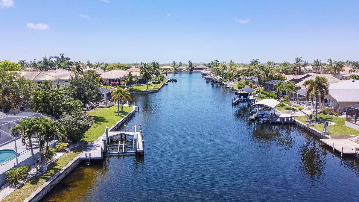 Beheizter Pool mit Lanai und Blick auf den Kanal.