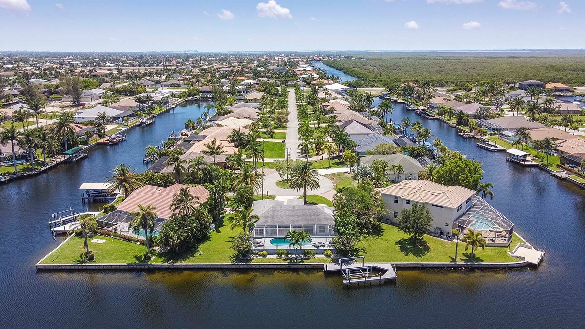 Beheizter Pool am Kanal mit Bootsdock und Bootslift.