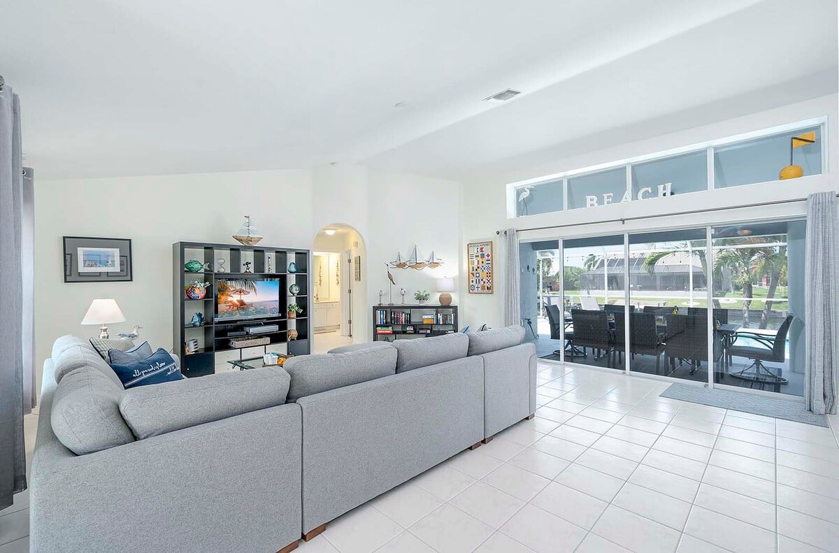 Beheizter Pool mit Lanai und Blick auf den Kanal.