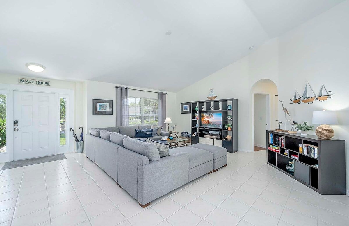 Beheizter Pool mit Lanai und Blick auf den Kanal.