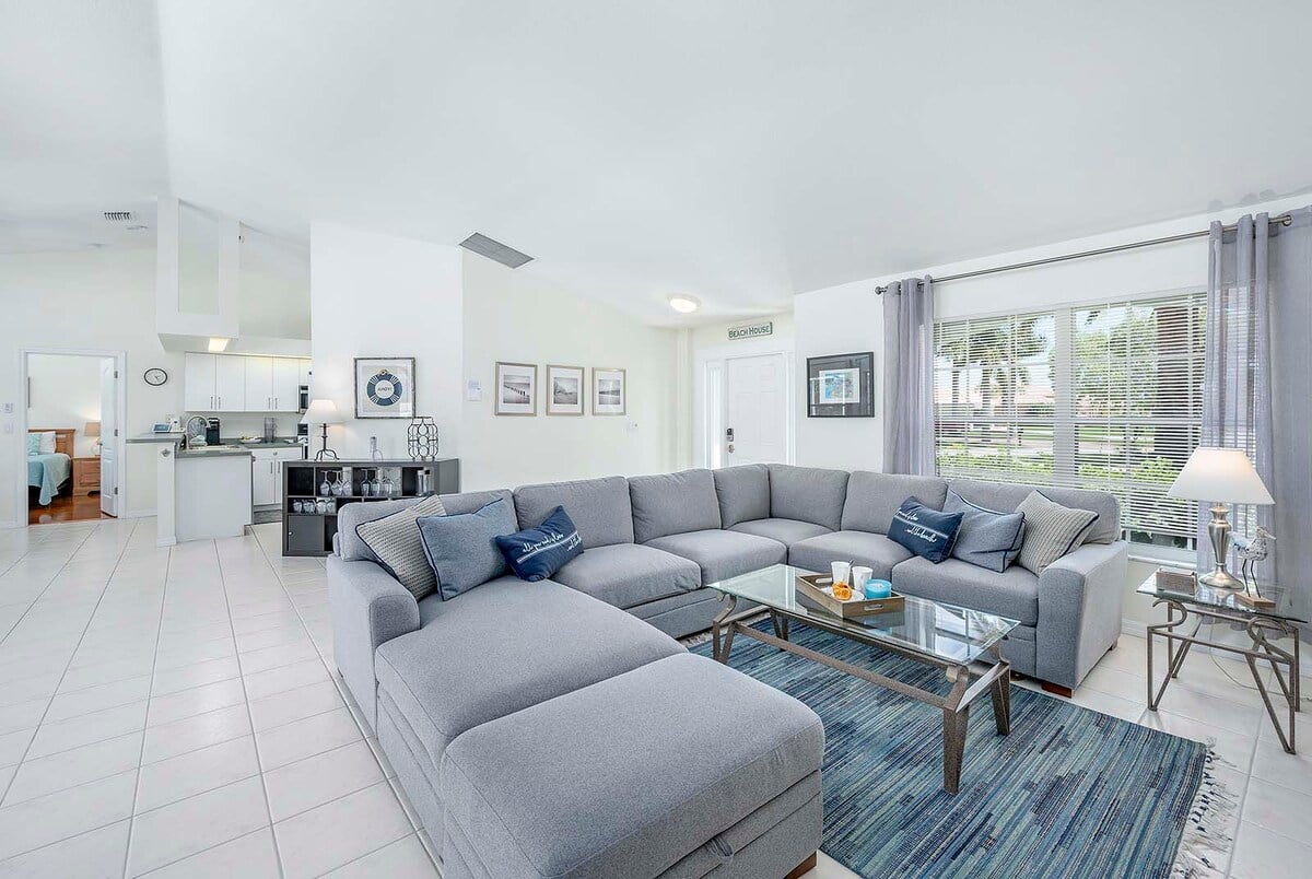 Beheizter Pool mit Lanai und Blick auf den Kanal.