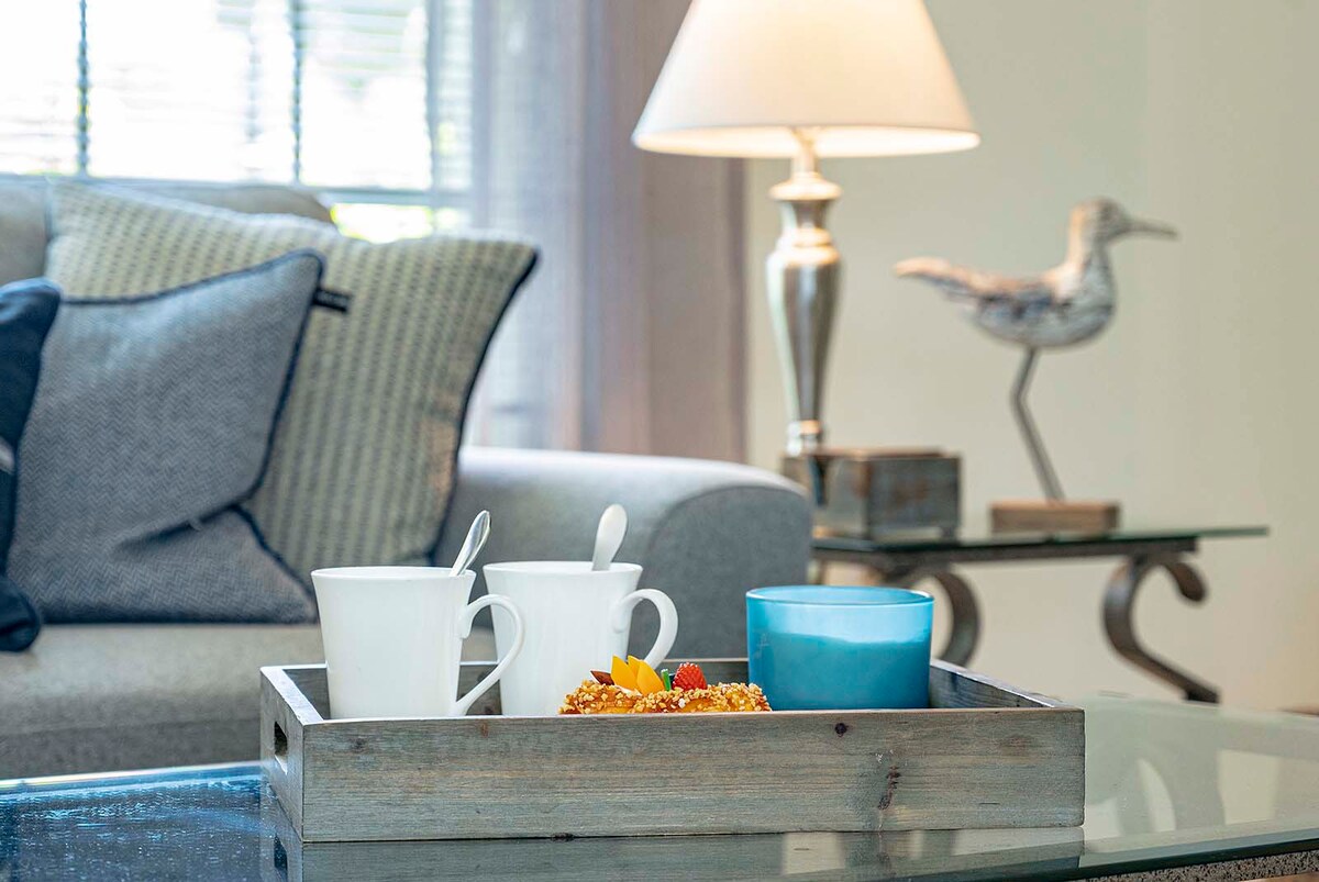 Beheizter Pool mit Lanai und Blick auf den Kanal.