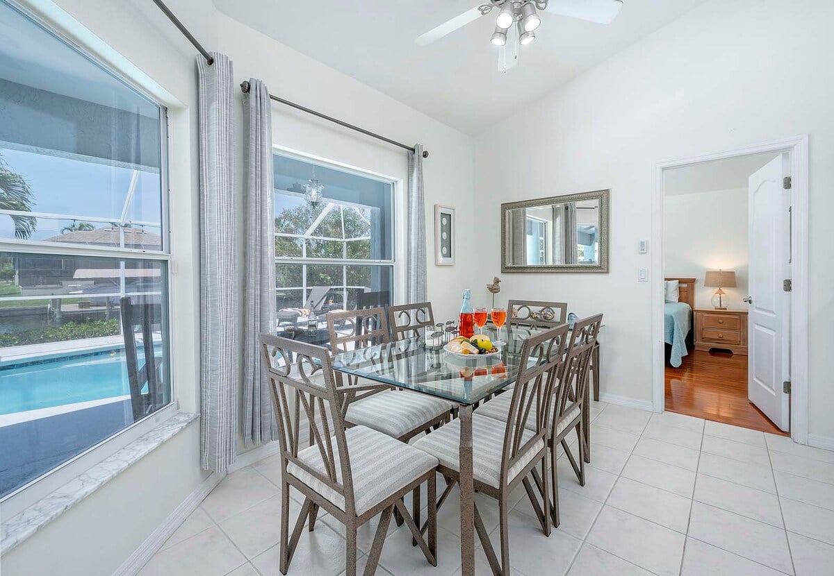 Beheizter Pool mit Lanai und Blick auf den Kanal.