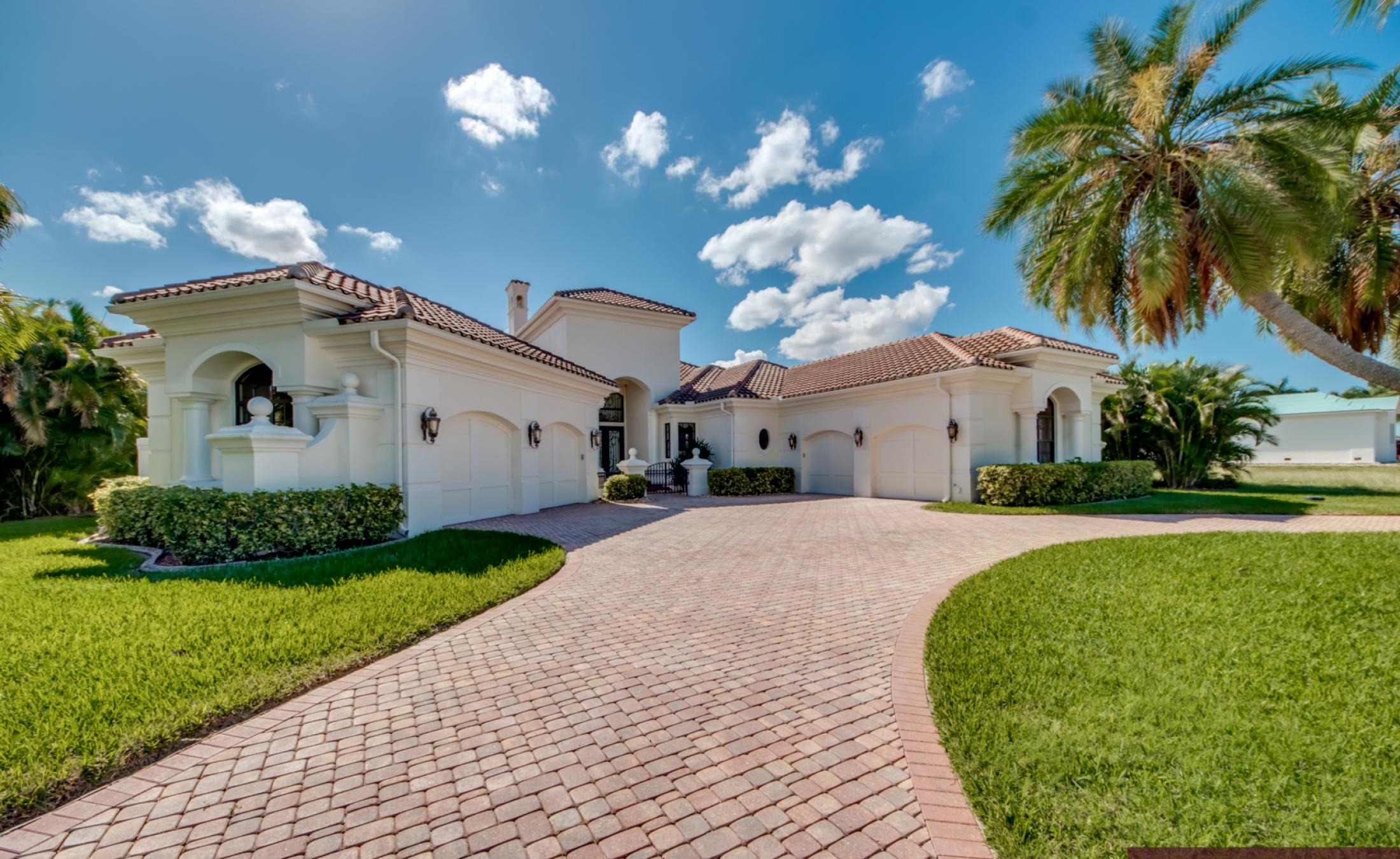 Infinity-Pool mit Spa und Blick auf den Fluss, mit Bootsdock.